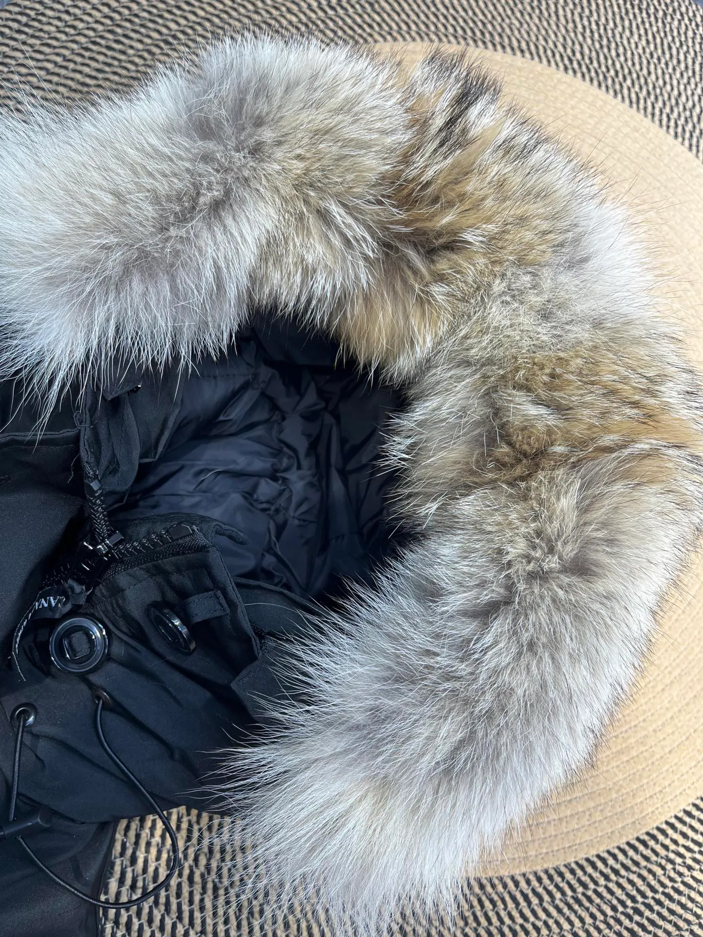 P860 Canada goose/Canada Goose 05 model 2580LA CANADA GOOSE/Canada Goose Rossclair parka women's down jacket, authentic original clothing molding, all accessories are custom-made from the original factory. This model is very unique. The zipper at the back can be opened to change into a dovetail style, with diagonal pockets and a layer of hidden pockets underneath. The official website has become a popular model. The softness and hardness of the fabric are compared with the genuine ones. It can be restored by kneading at will (fabric misunderstanding: fabrics with high hardness are not waterproof. Only those who buy the latest genuine version this year will notice the softness and comfort of the fabrics). The down is synchronized with the genuine white duck down. It is fluffy and not lumpy. The electronically controlled down charging machine is used to fill the zippers with customized genuine YKK zippers. High hardness and no lag. The fur collar is purchased from the same manufacturer as Wolf Hair. (Cooperative factory 2019 Canadian wolf skin auction and Big Goose official auction of wolf skin fur collars on the same site) All workmanship and wiring are controlled by workers with more than ten years of service. They must be horizontal and vertical, and are not crooked. The density of the inner wiring is more exquisite. Compare at will. Big goose label, collar label, washed label, hang tag, zipper rope, pocket label, back label, collar velvet, Velcro fasteners, all details of the cuffs are updated simultaneously with the original product, the best version, and the most complete color matching. The fighter in World 05 battles various world goods. Size: XS-XL